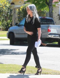 Hilary Duff feet photo thumbnail