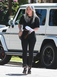 Hilary Duff feet photo thumbnail