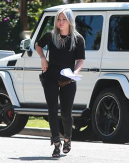 Hilary Duff feet photo thumbnail