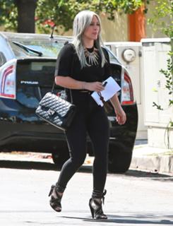 Hilary Duff feet photo thumbnail