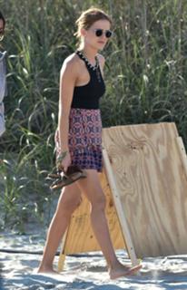 Zoey Deutch feet photo thumbnail
