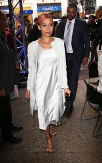 Nicole Richie feet photo thumbnail