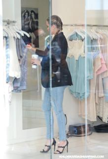 Khloé Kardashian feet photo thumbnail