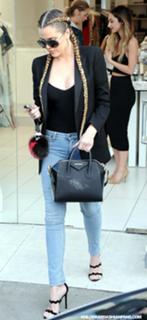 Khloé Kardashian feet photo thumbnail