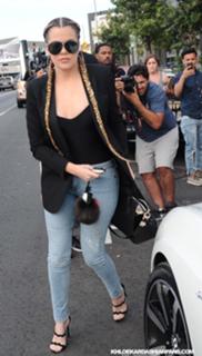 Khloé Kardashian feet photo thumbnail