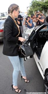 Khloé Kardashian feet photo thumbnail