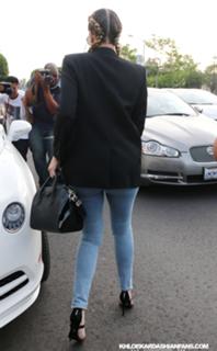 Khloé Kardashian feet photo thumbnail