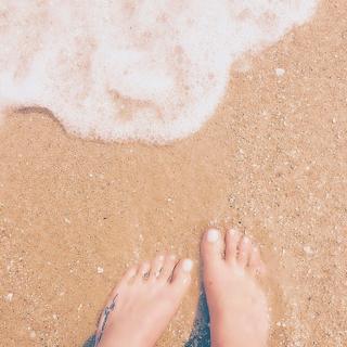 Athina Oikonomakou feet photo thumbnail