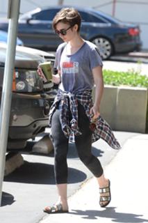 Lily Collins feet photo thumbnail