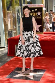 Julianna Margulies feet photo thumbnail