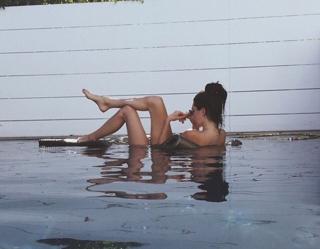Kendall Jenner feet photo thumbnail