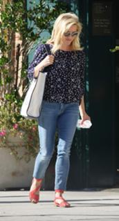 Reese Witherspoon feet photo thumbnail