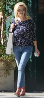 Reese Witherspoon feet photo thumbnail