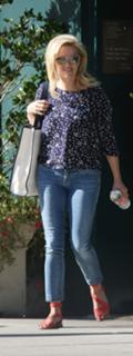 Reese Witherspoon feet photo thumbnail