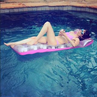 Brittani Taylor feet photo thumbnail