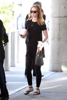 Emily Blunt feet photo thumbnail