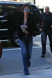 Selena Gomez feet photo thumbnail