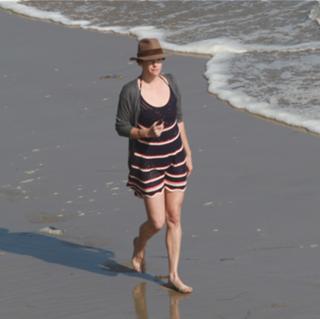Liv Tyler feet photo thumbnail