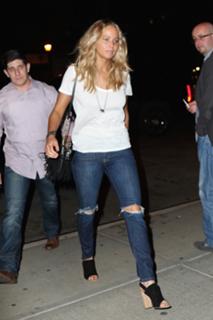 Jennifer Lawrence feet photo thumbnail