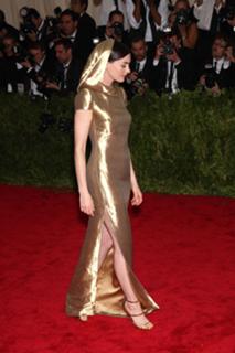 Anne Hathaway feet photo thumbnail