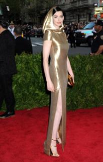 Anne Hathaway feet photo thumbnail