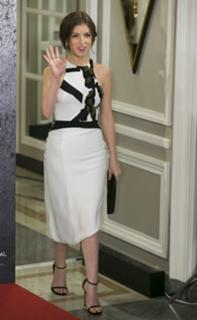 Anna Kendrick feet photo thumbnail