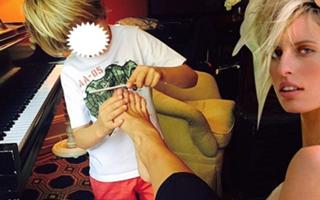 Karolina Kurkova feet photo thumbnail