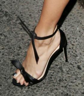 Vanessa Hudgens feet photo thumbnail