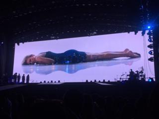 Taylor Swift feet photo thumbnail