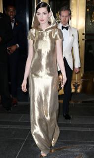 Anne Hathaway feet photo thumbnail