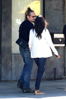 Zoe Saldana feet photo thumbnail