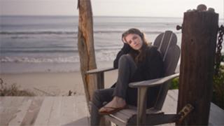 Anna Kendrick feet photo thumbnail