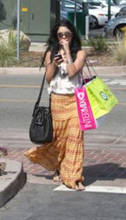 Vanessa Hudgens feet photo thumbnail