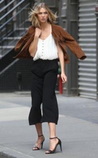 Karlie Kloss feet photo thumbnail