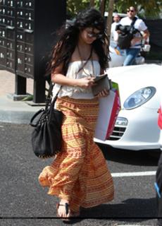 Vanessa Hudgens feet photo thumbnail