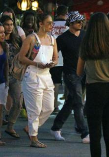 Jennifer Lopez feet photo thumbnail