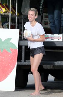 Miley Cyrus feet photo thumbnail