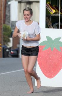 Miley Cyrus feet photo thumbnail