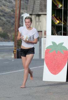Miley Cyrus feet photo thumbnail