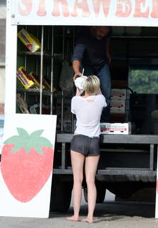 Miley Cyrus feet photo thumbnail