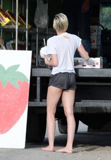 Miley Cyrus feet photo thumbnail
