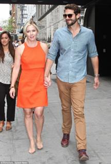 Jennie Garth feet photo thumbnail