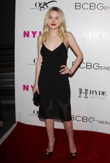 Dakota Fanning feet photo thumbnail