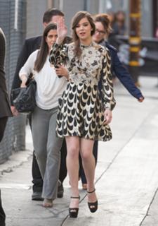 Hailee Steinfeld feet photo thumbnail