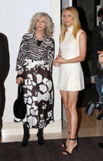 Gwyneth Paltrow feet photo thumbnail