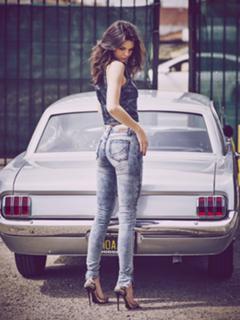 Kendall Jenner feet photo thumbnail