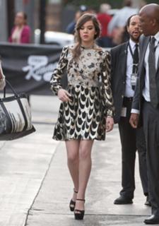 Hailee Steinfeld feet photo thumbnail