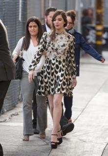 Hailee Steinfeld feet photo thumbnail