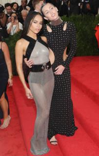 Miley Cyrus feet photo thumbnail