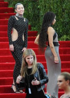 Miley Cyrus feet photo thumbnail